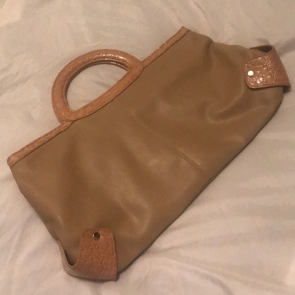 Daisy Fuentes clutch w/ handle
